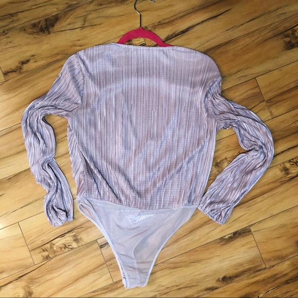 ASTR Rose Deep V Bodysuit - Picture 4 of 4